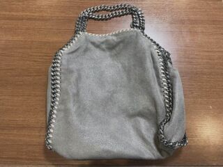 ステラマッカートニーのファラベラ。
持ち手チェーンのメッキ加工（再メッキ）を行いました。

ご利用ありがとうございました。
クリーニングも承っております。

#スレッドアンドニードル
#カバン修理
#カバン
#修理
#bag
#鞄
#バッグ
#バッグ修理
#bagrepair
#恵比寿
#東京
#ステラマッカートニー 
#ファラベラ
#steramaccartney 
#メッキ加工