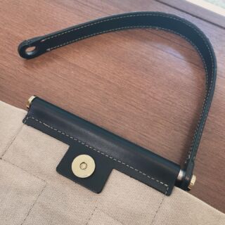 イアクッチのキャンバストートバッグ。
付け根が切れてしまった持ち手の新規作製交換。

こちらのモデルの持ち手は少々特殊な構造なので、若干の仕様変更をさせていただきました→画像二枚目。

#スレッドアンドニードル
#カバン修理
#カバン
#修理
#bag
#鞄
#バッグ
#バッグ修理
#bagrepair
#恵比寿
#イアクッチ
#ソルベット
#iacucci
#持ち手交換
#スーツケース
#キャリーバッグ